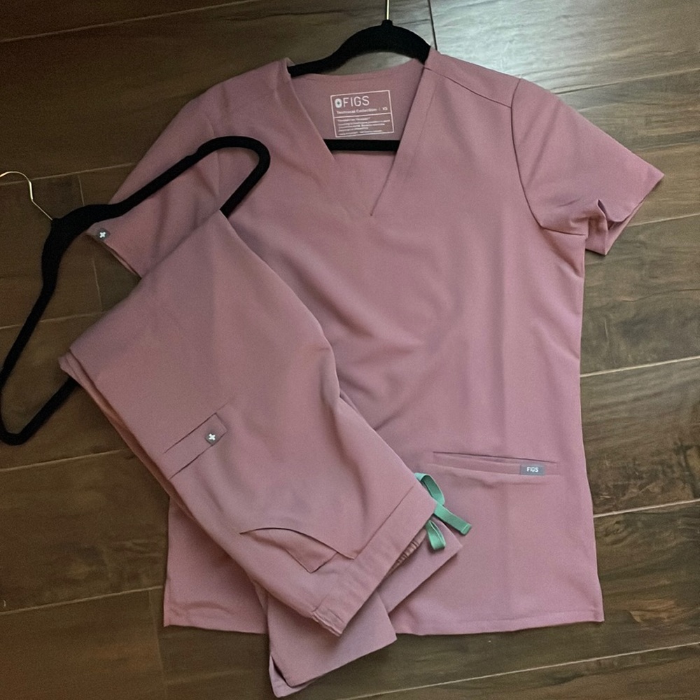 FIGS Casma™ Three-Pocket Scrub Top and Yola™ Skinny Scrub Pants set (mauve) xs